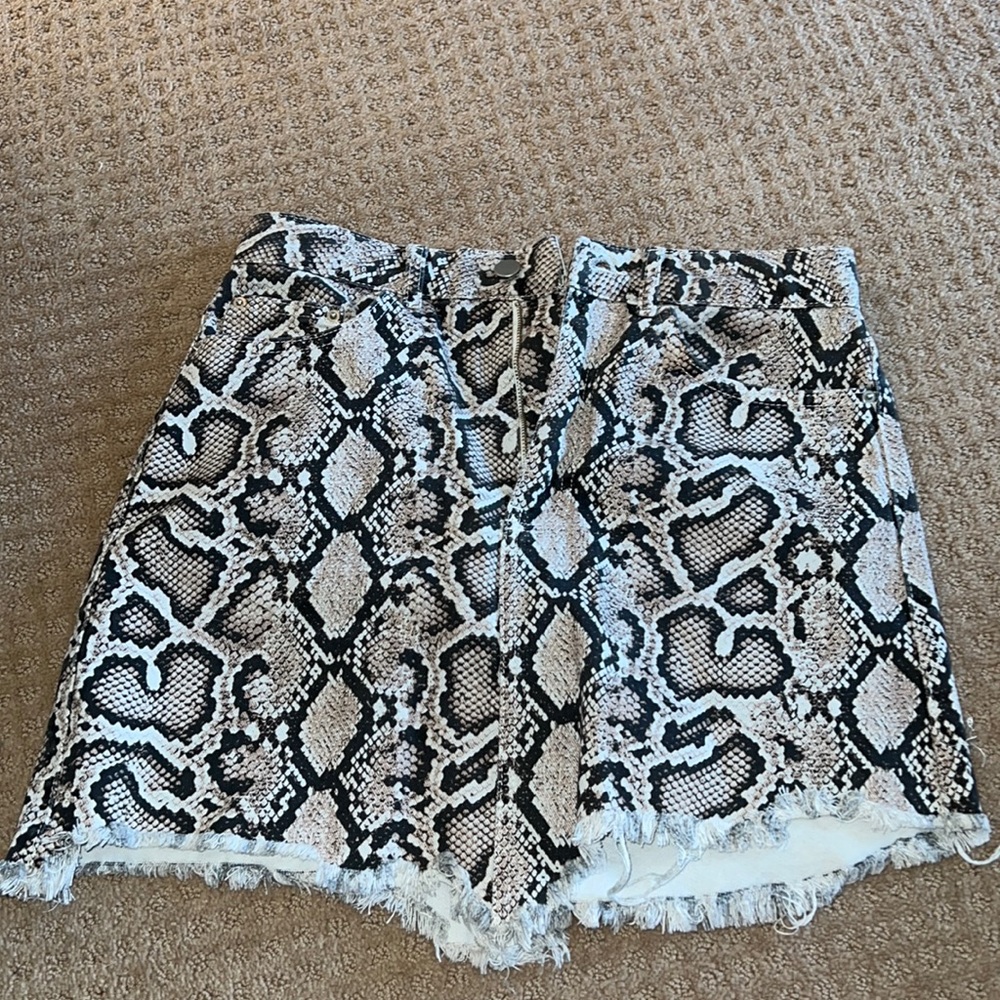 Zara mini jean skirt. Pockets in front and back.